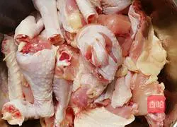 小鸡炖蘑菇的做法图解1