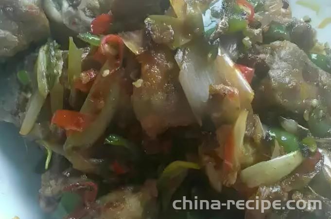 The method of stir frying pork ribs with spicy sauce