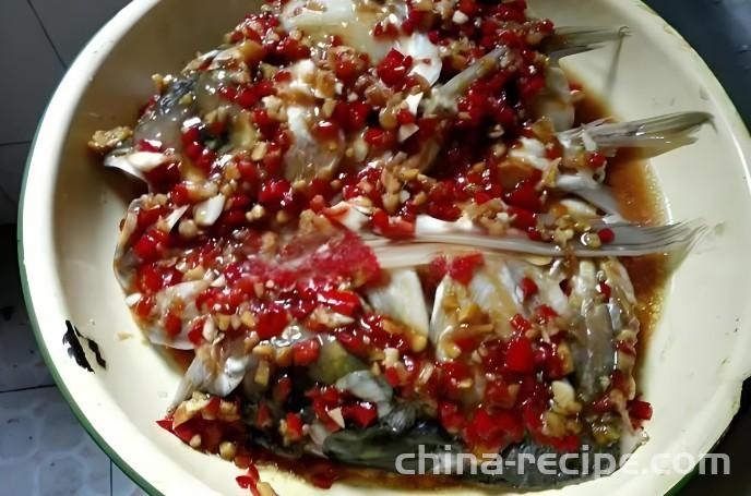 The method of steaming fish head with chopped chili peppers