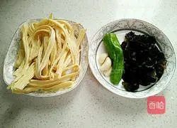 黑木耳炒腐竹的做法图解1