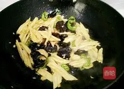 黑木耳炒腐竹的做法图解5