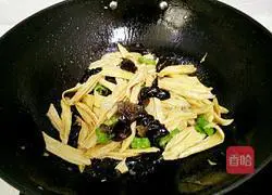 黑木耳炒腐竹的做法图解6