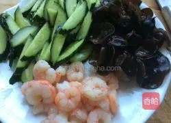 虾仁黄瓜的做法图解1