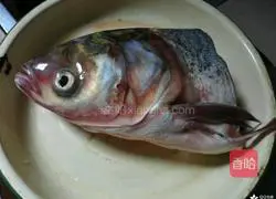 剁椒蒸鱼头的做法图解1