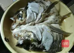剁椒蒸鱼头的做法图解5