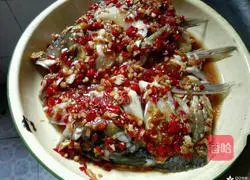 剁椒蒸鱼头的做法图解6