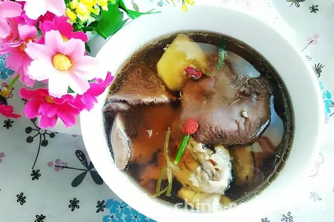 The method of stewing chicken with red mushrooms