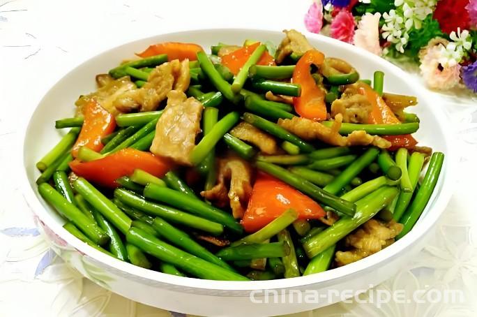 The method of stir frying garlic sprouts with meat