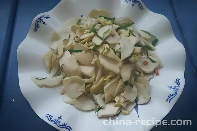 The recipe for stir frying eggs with shiitake mushrooms