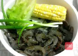 虾仁玉米的做法图解1