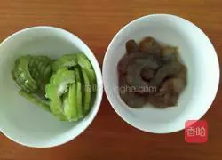 虾仁炒苦瓜的做法图解1