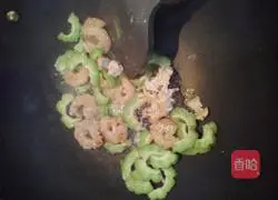 虾仁炒苦瓜的做法图解3