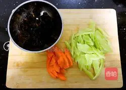 莴笋炒木耳的做法图解1