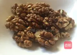 琥珀核桃仁的做法图解1