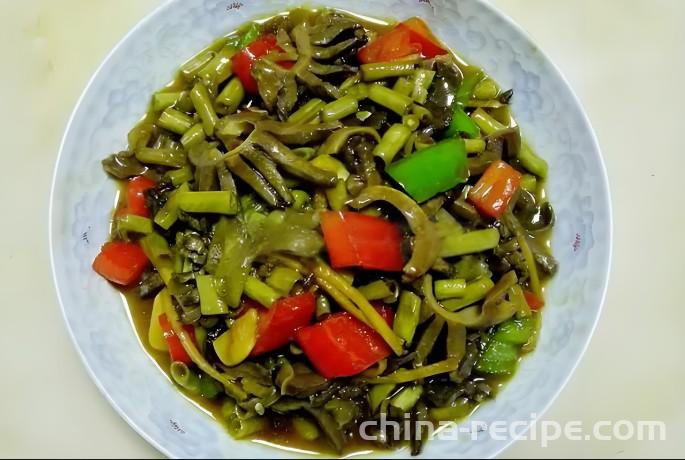 The method of stir frying duck maw with sour beans