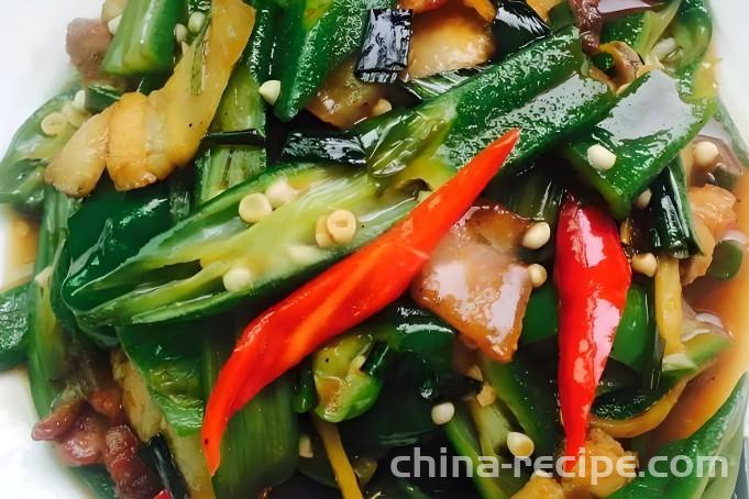 The method of stir frying pork with okra