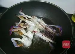蛋黄焗蟹的做法图解7