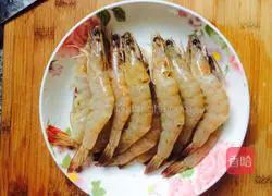 蒜蓉虾的做法图解1