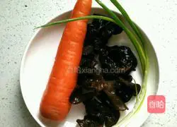 胡萝卜炒木耳的做法图解1
