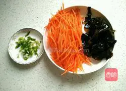 胡萝卜炒木耳的做法图解2