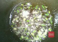 胡萝卜炒木耳的做法图解3