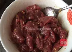 青椒炒牛肉的做法图解2