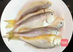 干煎小黄鱼的做法图解1