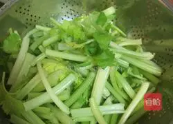 芹菜肉丝的做法图解2