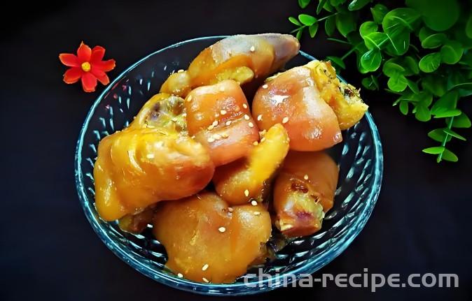 The method of braised pork feet