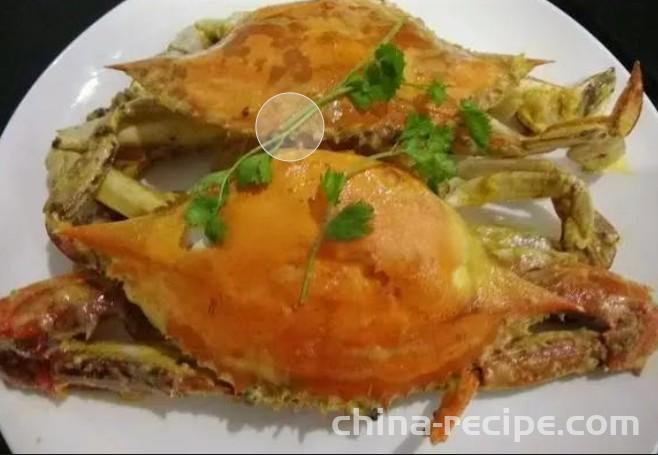 The method of baking crab with egg yolk