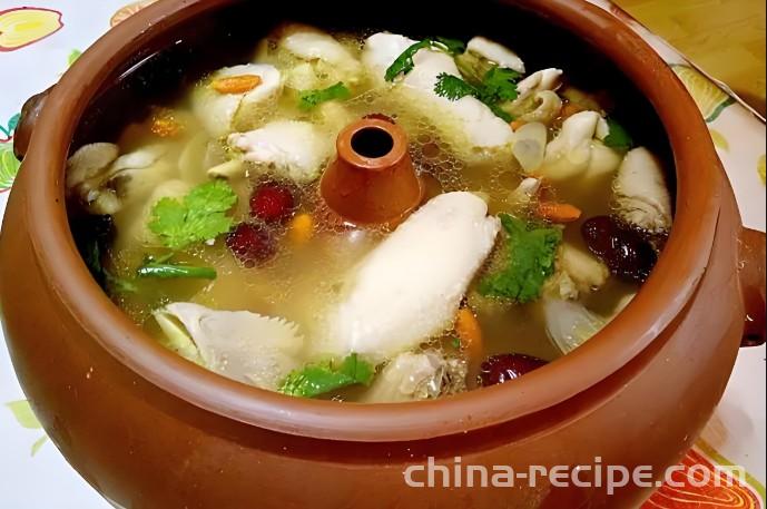 Steamed chicken in casserole