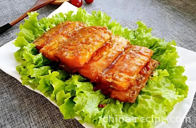 The method of making fish with tomato sauce