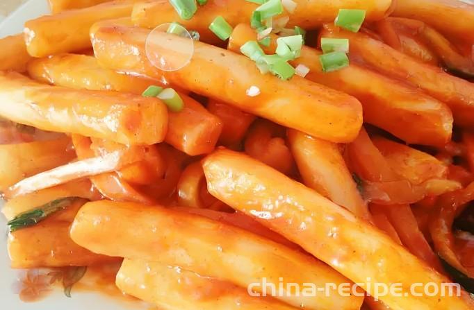 The method of stir frying rice cake