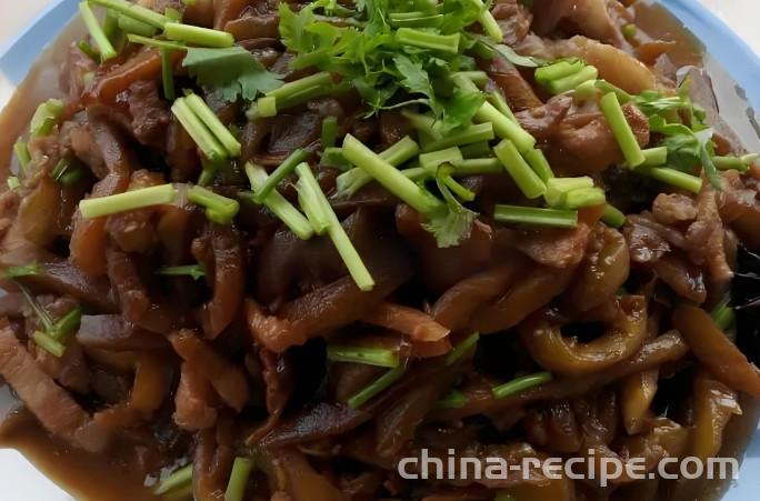 The method of stir frying eggplant with sauce