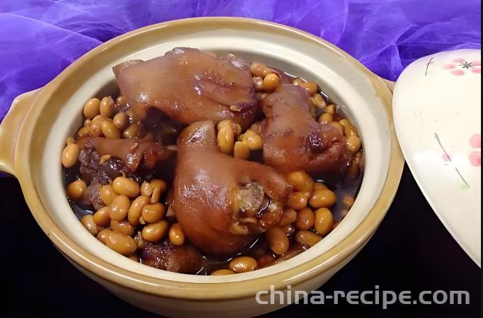 The method of stewing pig trotters with soybeans