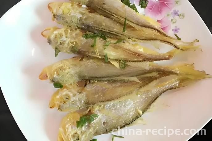 The method of dry frying small yellow croaker