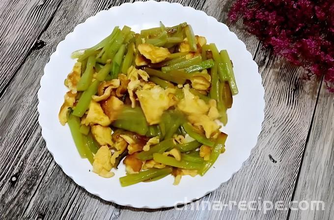 The method of stir frying eggs with asparagus
