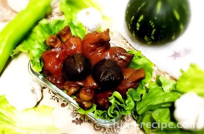 The method of braising pig trotters in red