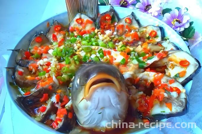 The method of chopping chili carp