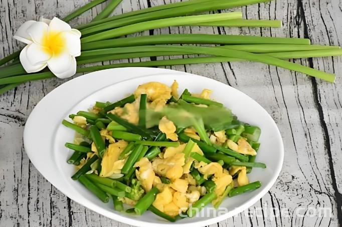 The method of stir frying eggs with chive flowers