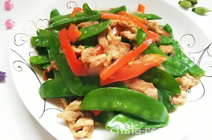 The method of stir frying pork slices with Dutch beans
