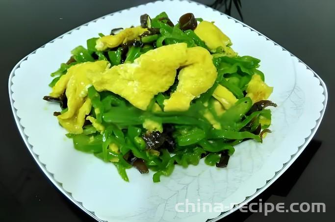 The method of stir frying eggs with green peppers and fungus