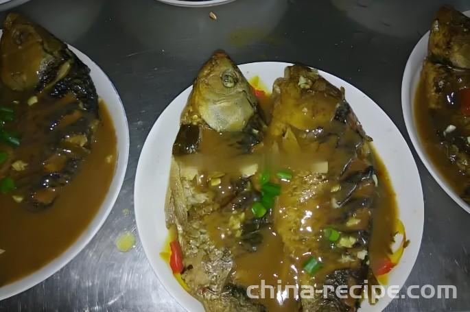 The recipe for braised crucian carp in sauce