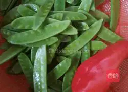 荷兰豆炒肉片的做法图解1
