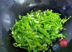 青椒木耳炒鸡蛋的做法图解5
