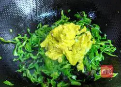 青椒木耳炒鸡蛋的做法图解7