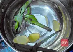 山药炖猪蹄的做法图解3