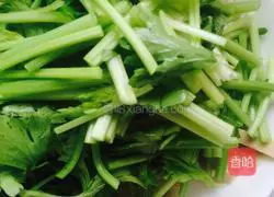 芹菜炒千张的做法图解2