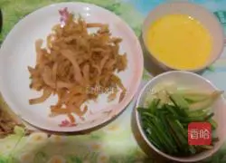 榨菜炒鸡蛋的做法图解1
