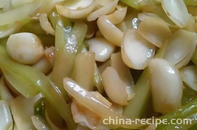 The method of stir frying lily with celery